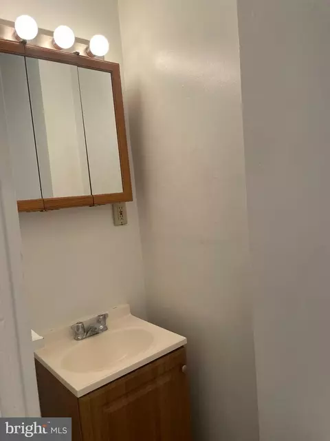 Bath - 67 Sunshine Rd, Darby, PA 19082 photo 2 of 4
