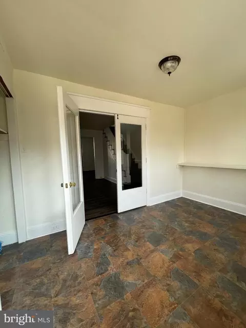 Entry Way - 67 Sunshine Rd, Darby, PA 19082 photo 2 of 9