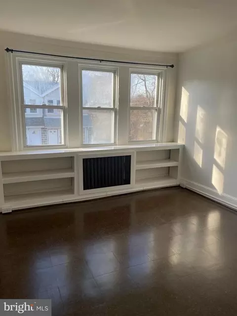 Living - 67 Sunshine Rd, Darby, PA 19082 photo 2 of 2