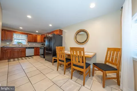 Entry Way - 226 E Springfield Rd, Springfield, PA 19064 photo 5 of 16