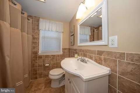 Bath - 226 E Springfield Rd, Springfield, PA 19064 photo 3 of 4