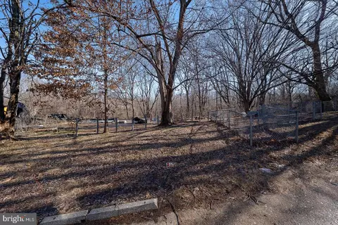 Exterior - 601 Briarcliff Rd, Darby, PA 19082 photo 11 of 14