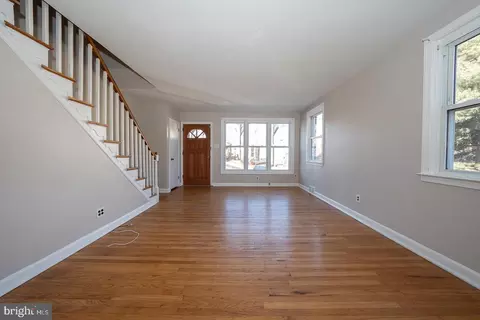 Living - 601 Briarcliff Rd, Darby, PA 19082 photo 5 of 6