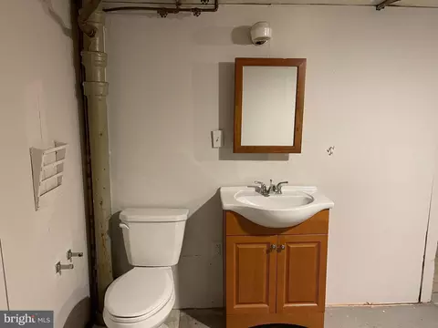 Bath - 601 Briarcliff Rd, Darby, PA 19082 photo 3 of 4