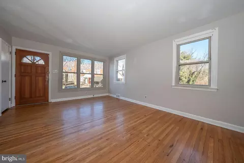 Living - 601 Briarcliff Rd, Darby, PA 19082 photo 4 of 6