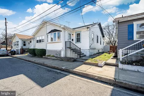 1720 Hewes Ave, Linwood, PA 19061