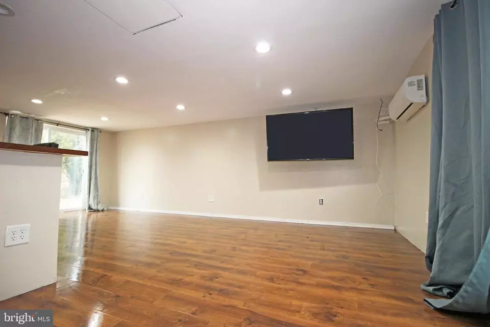 Living - 107 Greenbriar Pl, Aston, PA 19014 photo 2 of 3