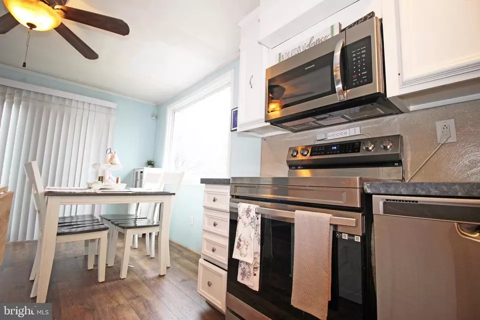 Kitchen - 107 Greenbriar Pl, Aston, PA 19014 photo 3 of 3
