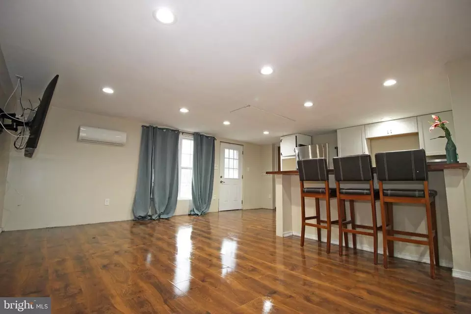 Living - 107 Greenbriar Pl, Aston, PA 19014 photo 3 of 3