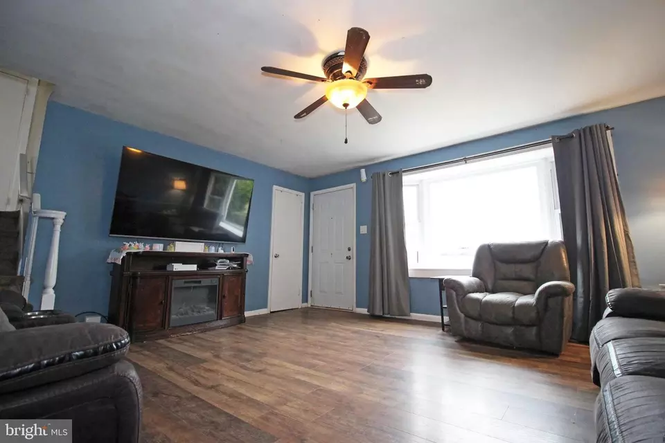 Living - 107 Greenbriar Pl, Aston, PA 19014 photo 1 of 3