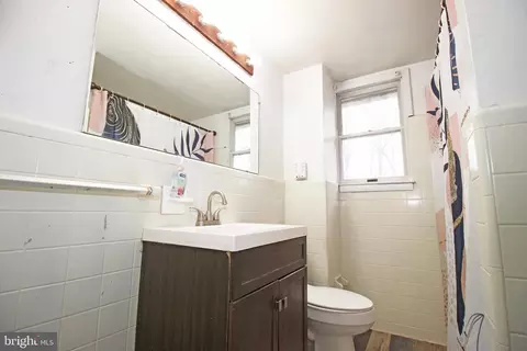 Bath - 107 Greenbriar Pl, Aston, PA 19014 photo 1 of 2