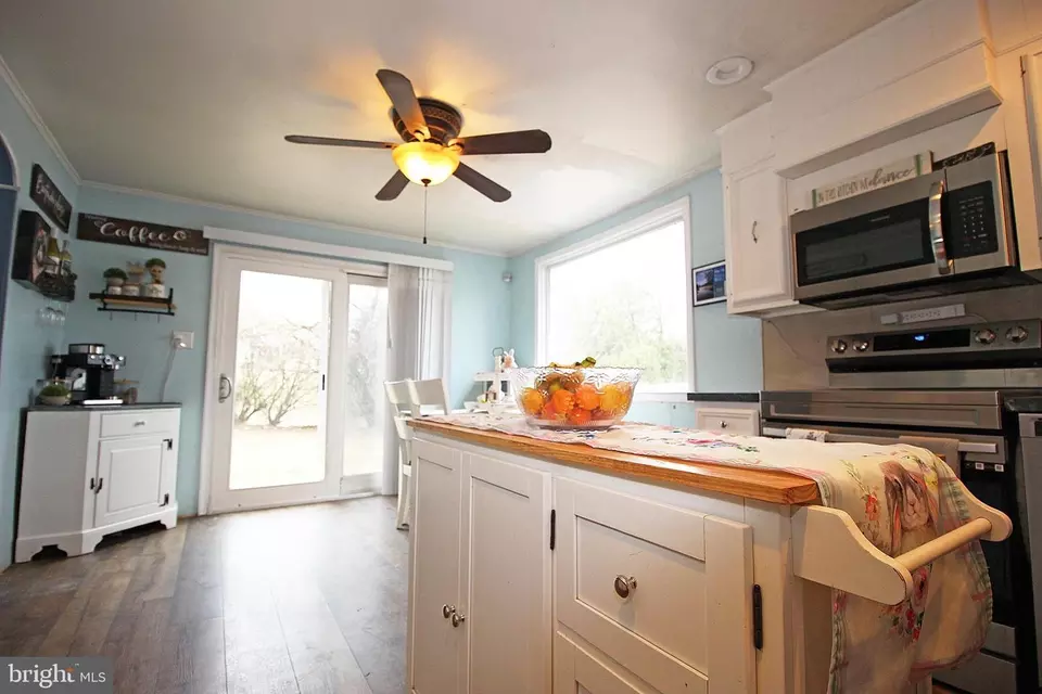 Kitchen - 107 Greenbriar Pl, Aston, PA 19014 photo 2 of 3
