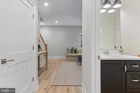 Entry Way - 206 N Aberdeen Ave UNIT B, Wayne, PA 19087 photo 10 of 11