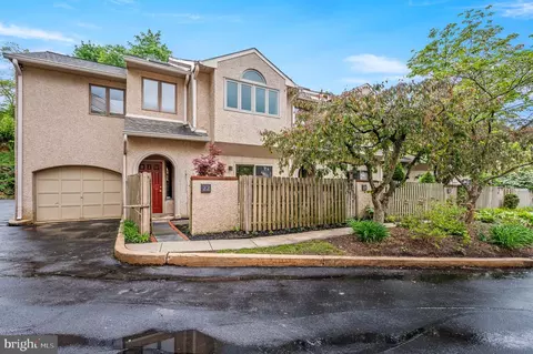 22 Greythorne Woods Cir, Wayne, PA 19087