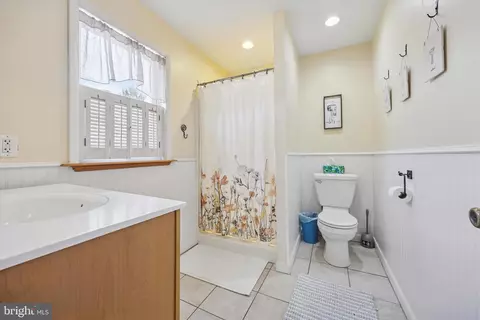 Bath - 711 Rhoads Dr, Springfield, PA 19064 photo 1 of 2