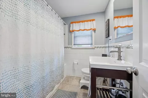 Bath - 711 Rhoads Dr, Springfield, PA 19064 photo 2 of 2
