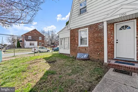 1200 Pine Ln, Chester, PA 19013