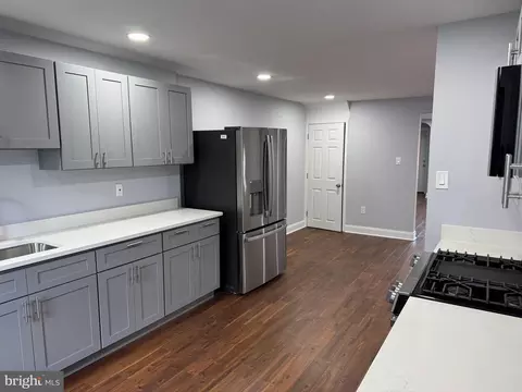 Entry Way - 126 Richfield Rd, Darby, PA 19082 photo 3 of 6