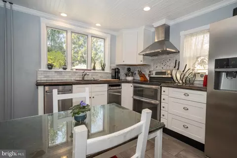 Kitchen - 255 Willow Ave, Wayne, PA 19087 photo 2 of 3