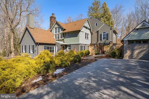 812 Castlefinn Ln, Bryn Mawr, PA 19010