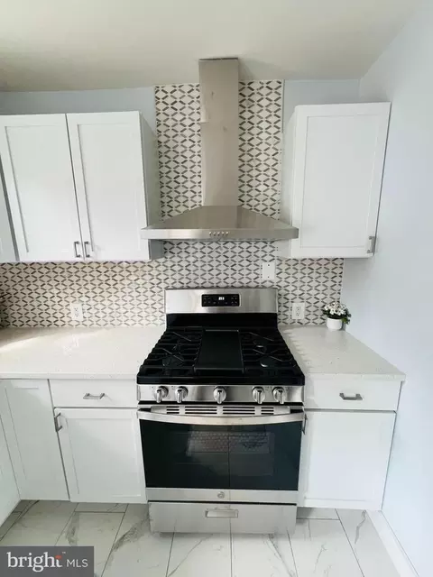 Kitchen - 138 N Cedar Ln, Darby, PA 19082 photo 5 of 10