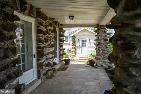 8 Oakley Rd, Darby, PA 19082 photo 3