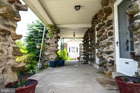 8 Oakley Rd, Darby, PA 19082 photo 2