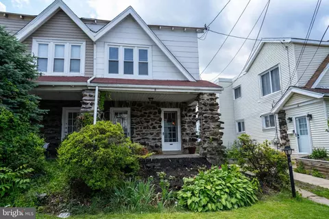 8 Oakley Rd, Darby, PA 19082 photo 4