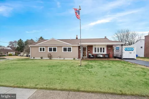 4204 N Bent Ln, Aston, PA 19014