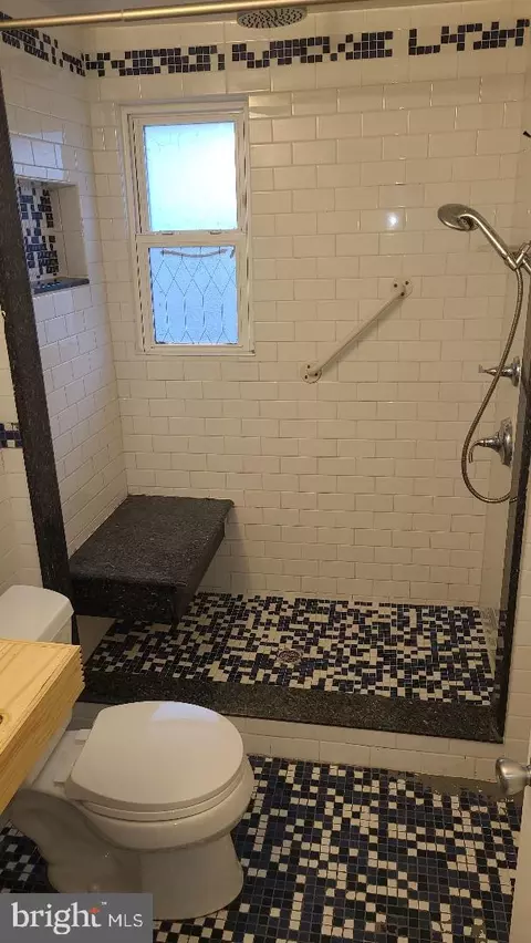 Bath - 960 Dale Rd, Secane, PA 19018 photo 2 of 2