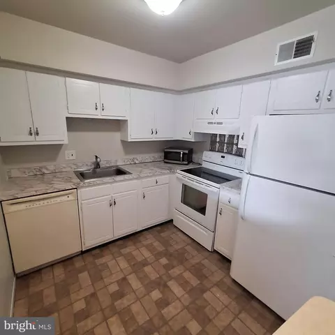 5200 Hilltop Dr #Y 22, Brookhaven, PA 19015