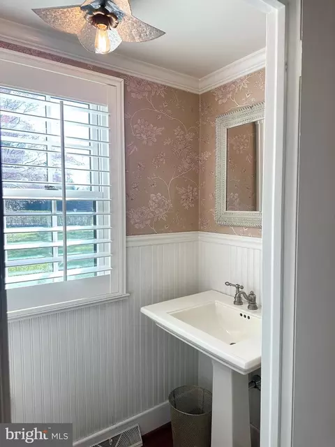 Bath - 107 Ashwood Rd, Villanova, PA 19085 photo 1 of 4