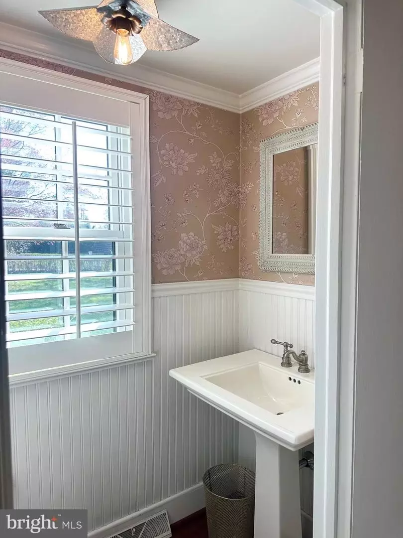 Bath - 107 Ashwood Rd, Villanova, PA 19085 photo 1 of 4