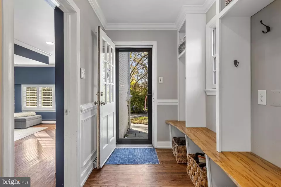 Entry Way - 107 Ashwood Rd, Villanova, PA 19085 photo 5 of 8