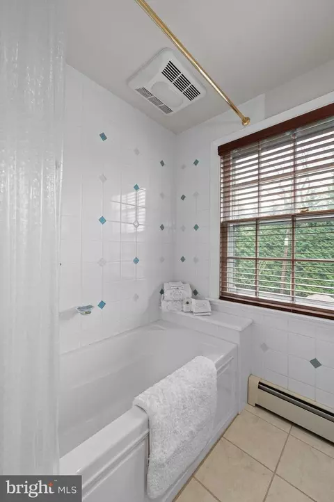 Bath - 3 Canterbury Ln, Wayne, PA 19087 photo 5 of 6