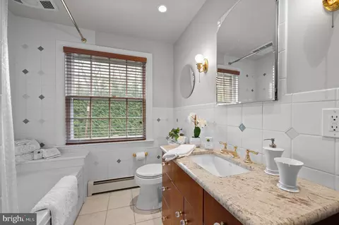Bath - 3 Canterbury Ln, Wayne, PA 19087 photo 3 of 6