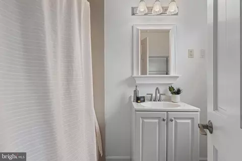 Bath - 66 Oakford Rd, Wayne, PA 19087 photo 3 of 4