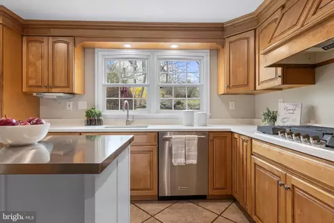 Kitchen - 66 Oakford Rd, Wayne, PA 19087 photo 2 of 4