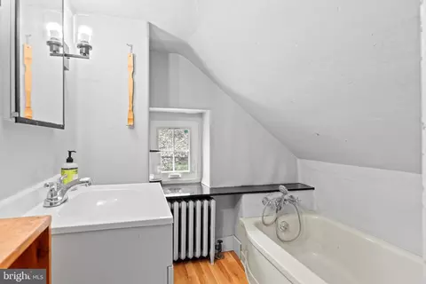 Bath - 1 E Brookhaven Rd, Wallingford, PA 19086 photo 3 of 3