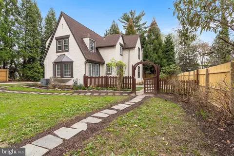 14 Crest Ln, Swarthmore, PA 19081