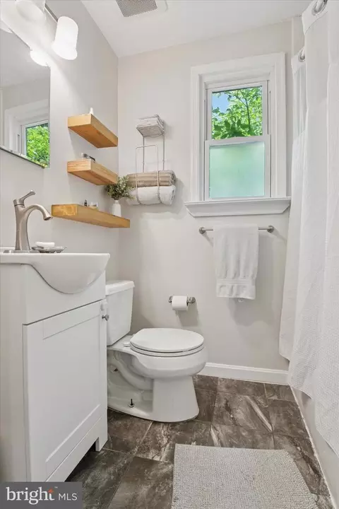 Bath - 113 Spring St, Media, PA 19063 photo 1 of 2