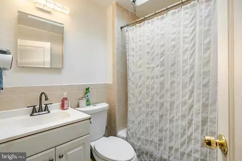 Bath - 211 Wingate Rd, Darby, PA 19082 photo 1 of 2