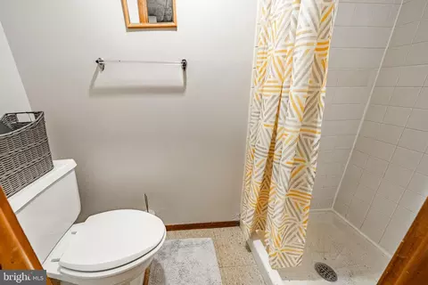 Bath - 211 Wingate Rd, Darby, PA 19082 photo 2 of 2