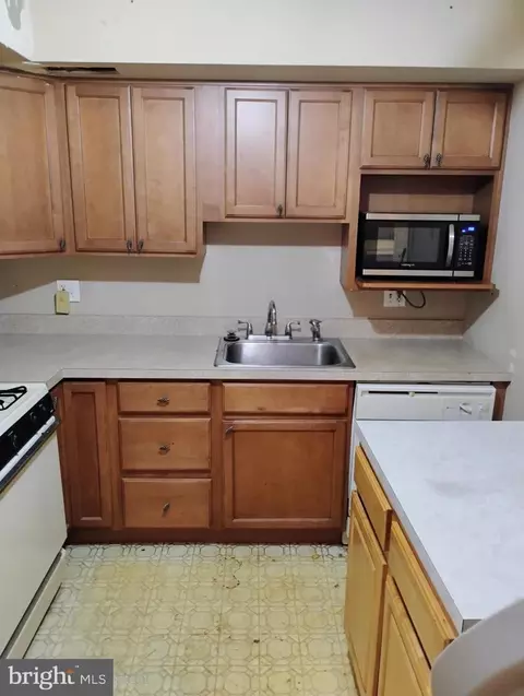 7202 Hilltop Dr, Brookhaven, PA 19015