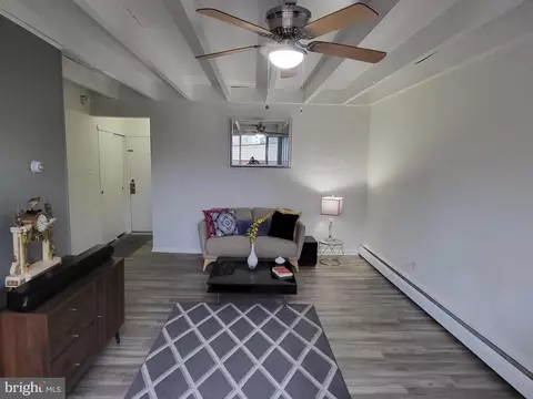 100 E Glenolden Ave #R-18, Glenolden, PA 19036