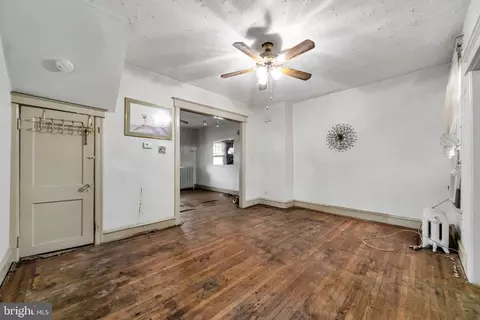 Living - 52 Golf Rd, Darby, PA 19023 photo 4 of 5