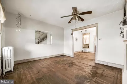 Living - 52 Golf Rd, Darby, PA 19023 photo 3 of 5
