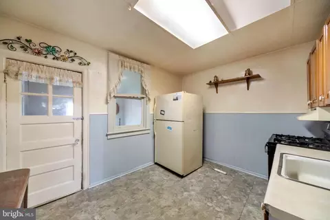 Entry Way - 52 Golf Rd, Darby, PA 19023 photo 1 of 4