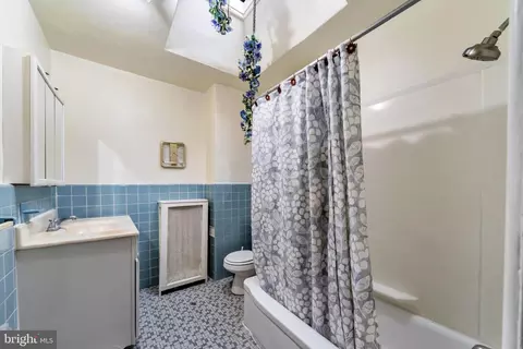 Bath - 52 Golf Rd, Darby, PA 19023 photo 1 of 3