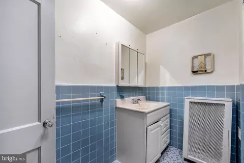 Bath - 52 Golf Rd, Darby, PA 19023 photo 3 of 3
